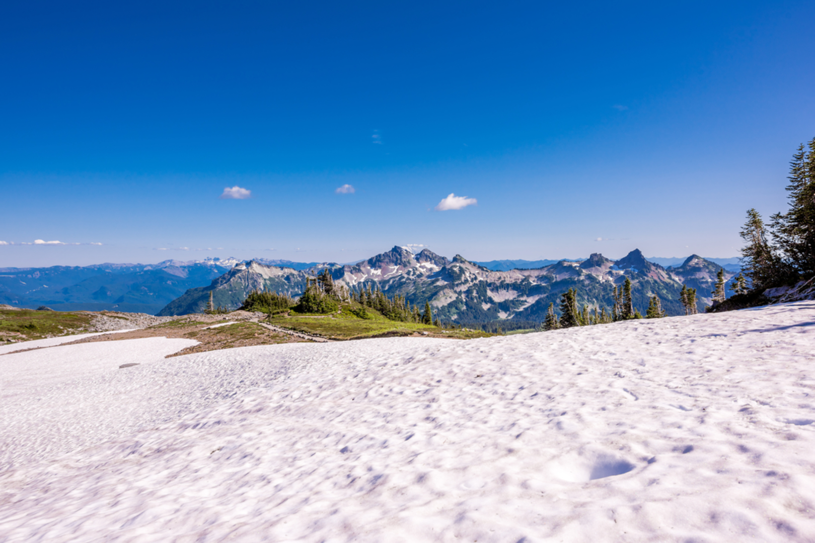 An image depicting the trail Skyline Loop Trail and its surrounding area.