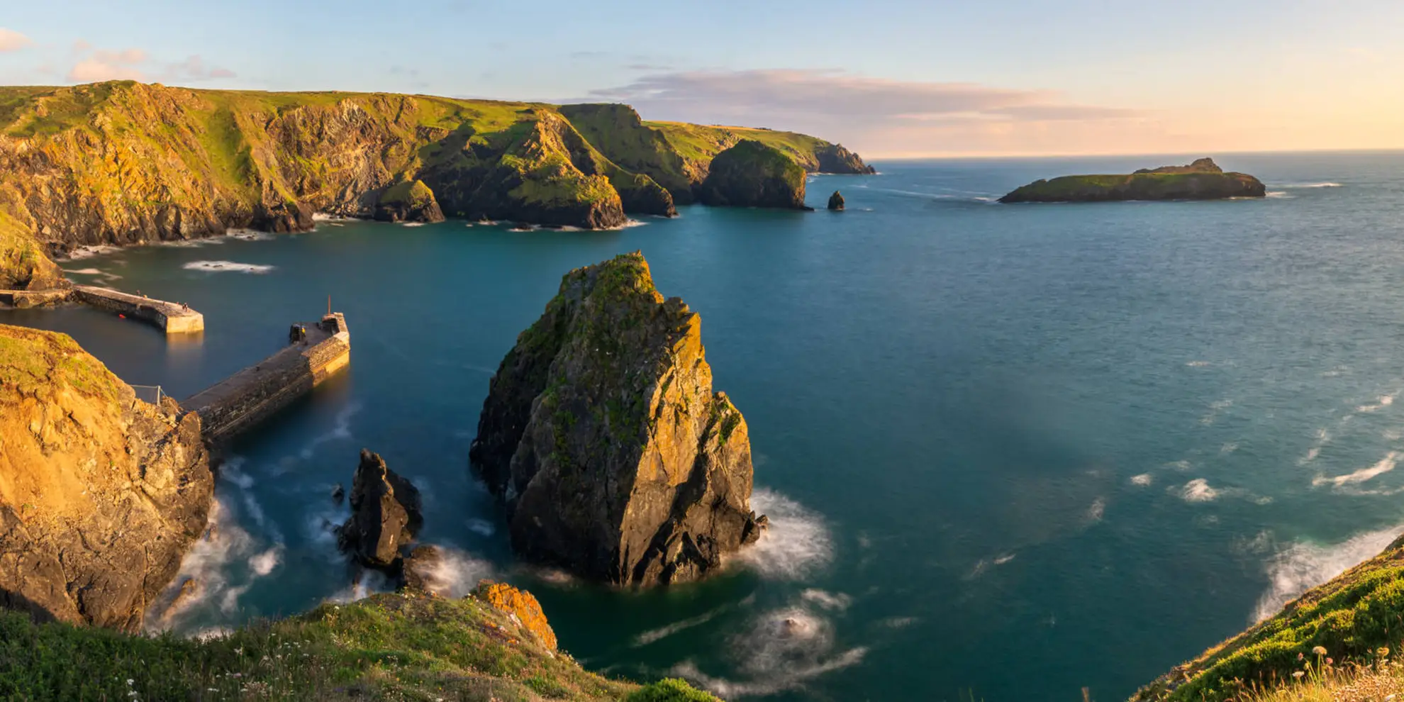 An image depicting the trail Mullion and Poldhu Walk and its surrounding area.