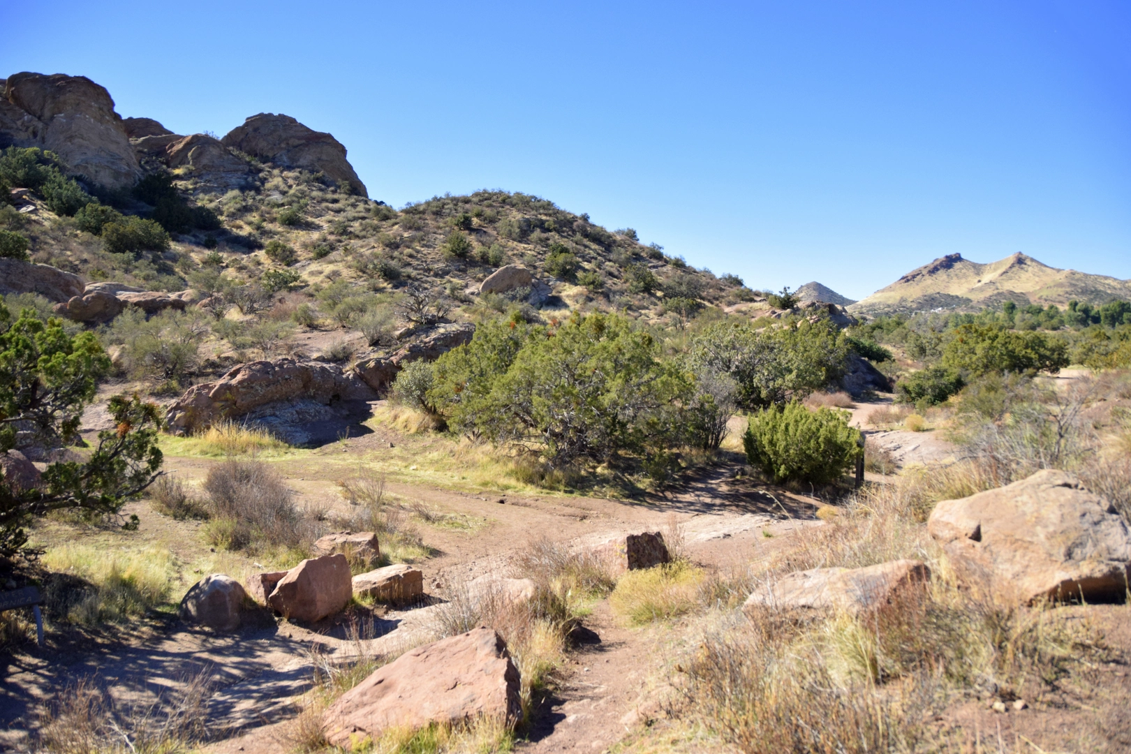 An image depicting the trail Escondido Falls Trail via Escondido Canyon Creek and its surrounding area.