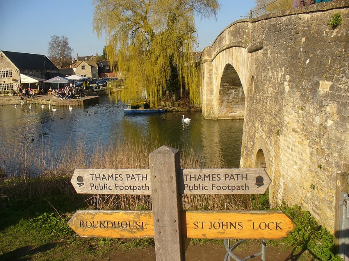 River Thames and Kelmscott Manor via Church Path