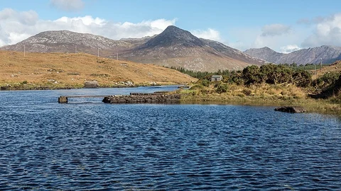 An image depicting the trail Benlettery and Binn Gabhar Loop from Ballynahinch Lake and its surrounding area.