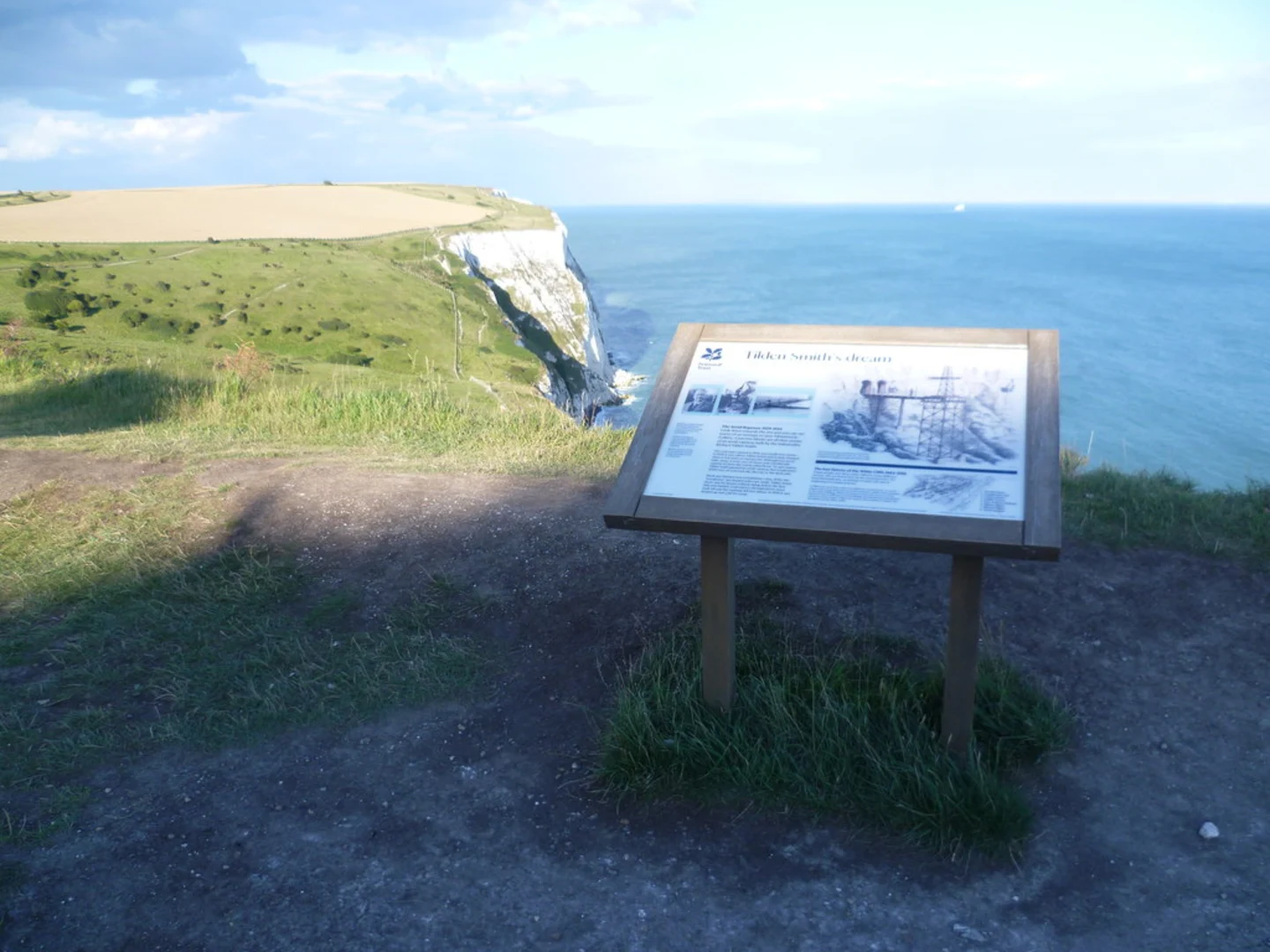 An image depicting the trail Langdon Hole and Fan Bay and its surrounding area.