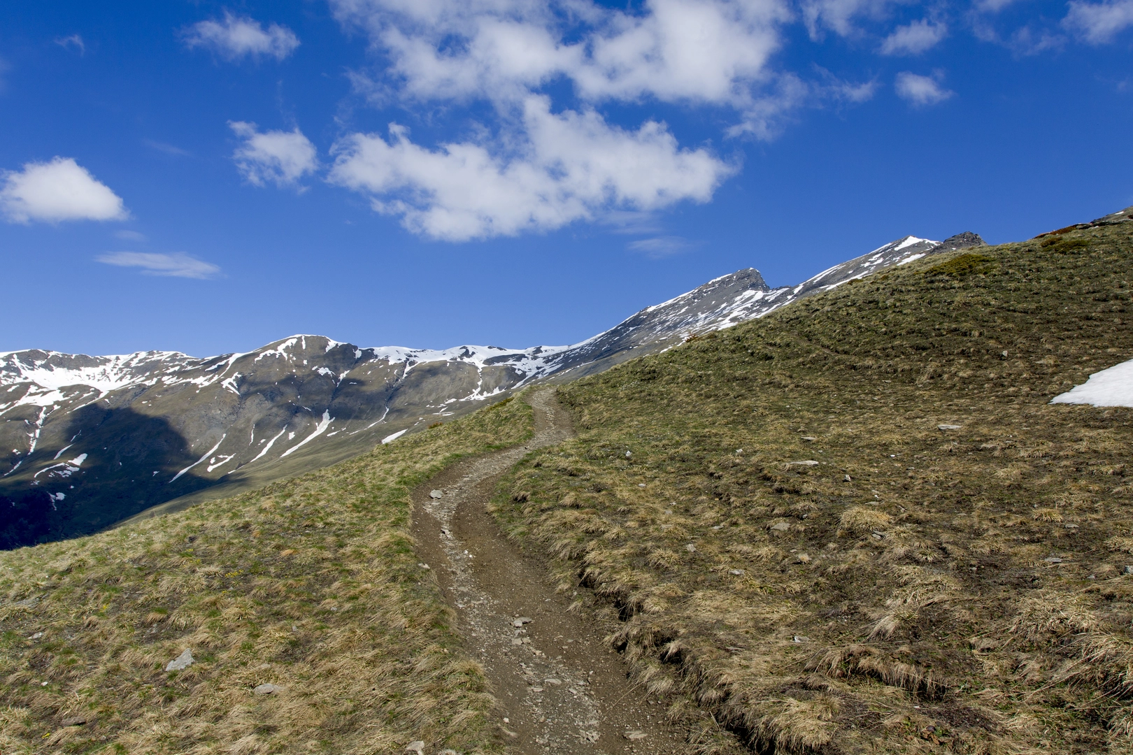 An image depicting the trail GR 58 - Le Tour Du Queyras A Pied and its surrounding area.