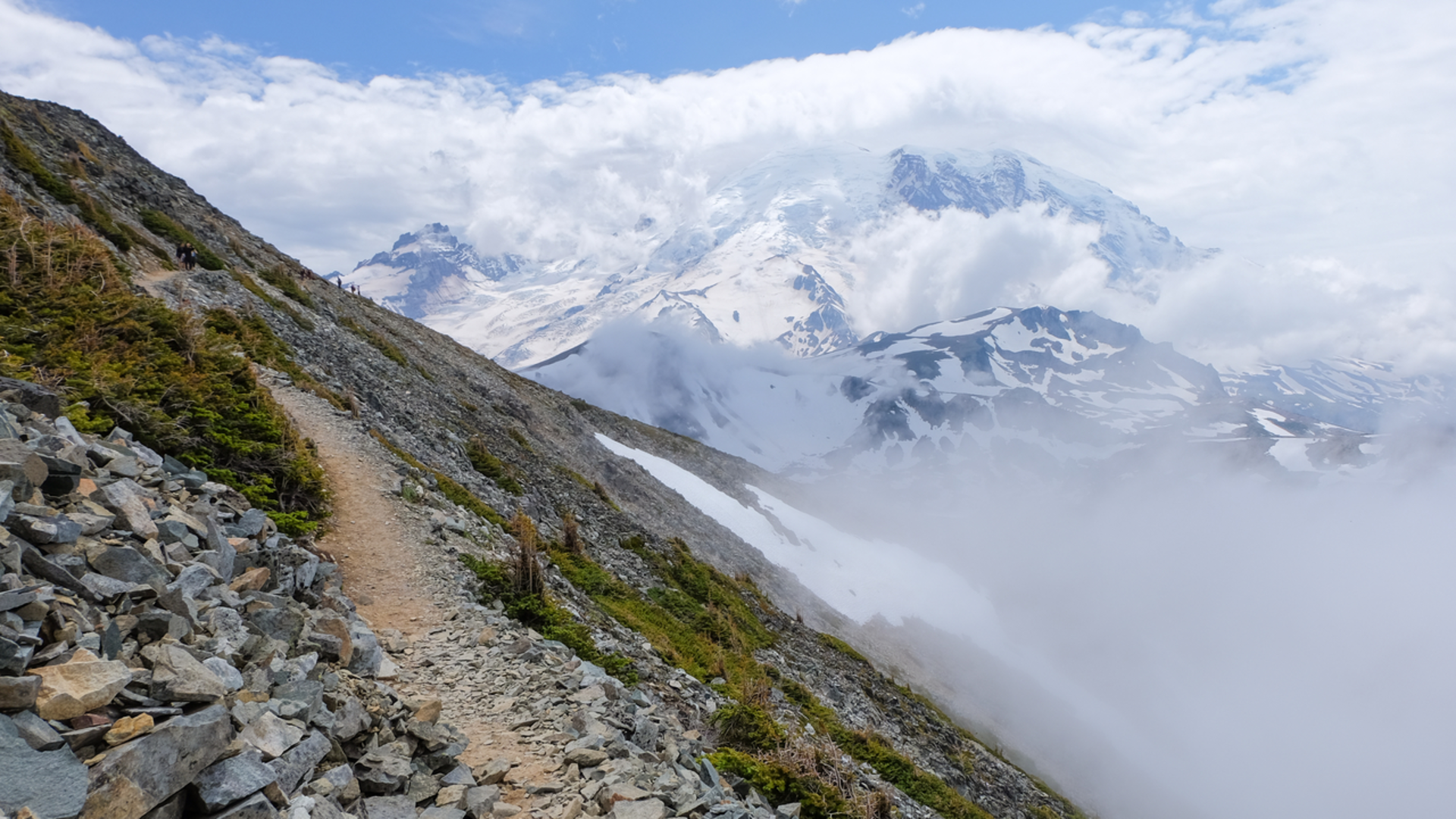 An image depicting the trail Mystic Lake Trail via Sunrise and its surrounding area.