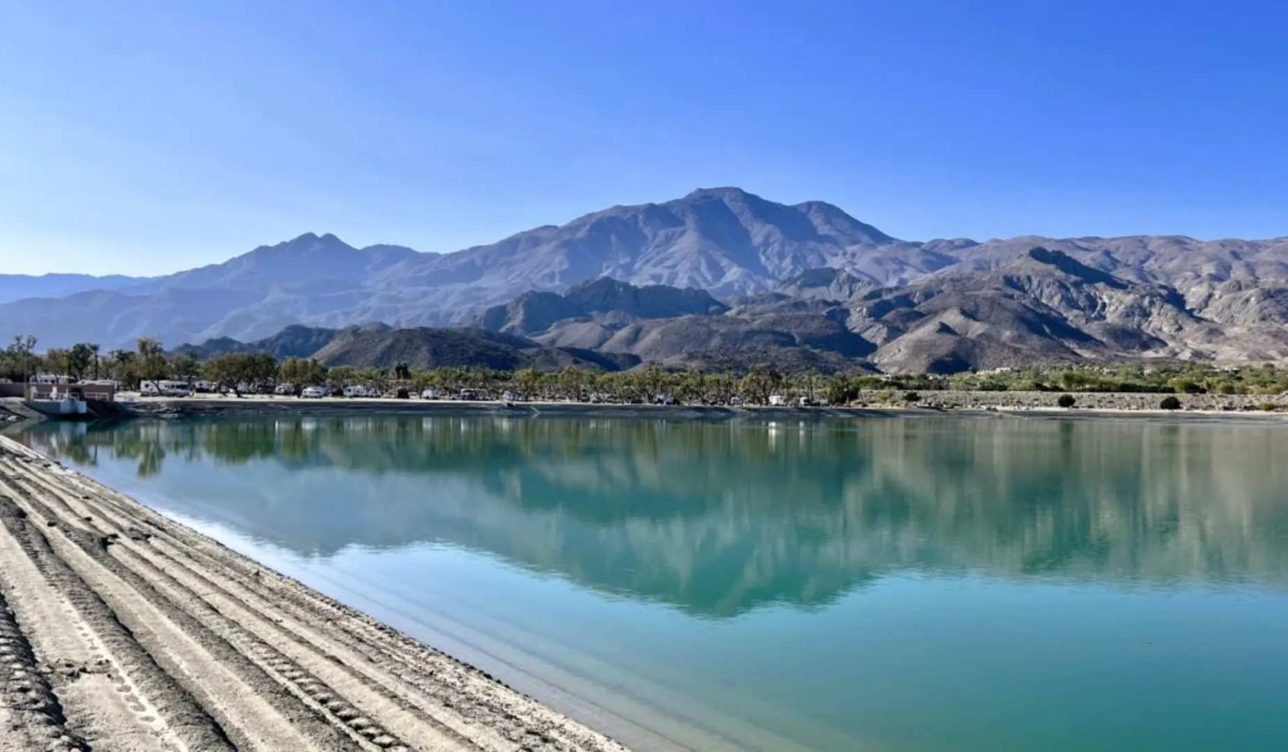 An image depicting the trail Lake Cahuilla from Velasco Park and its surrounding area.