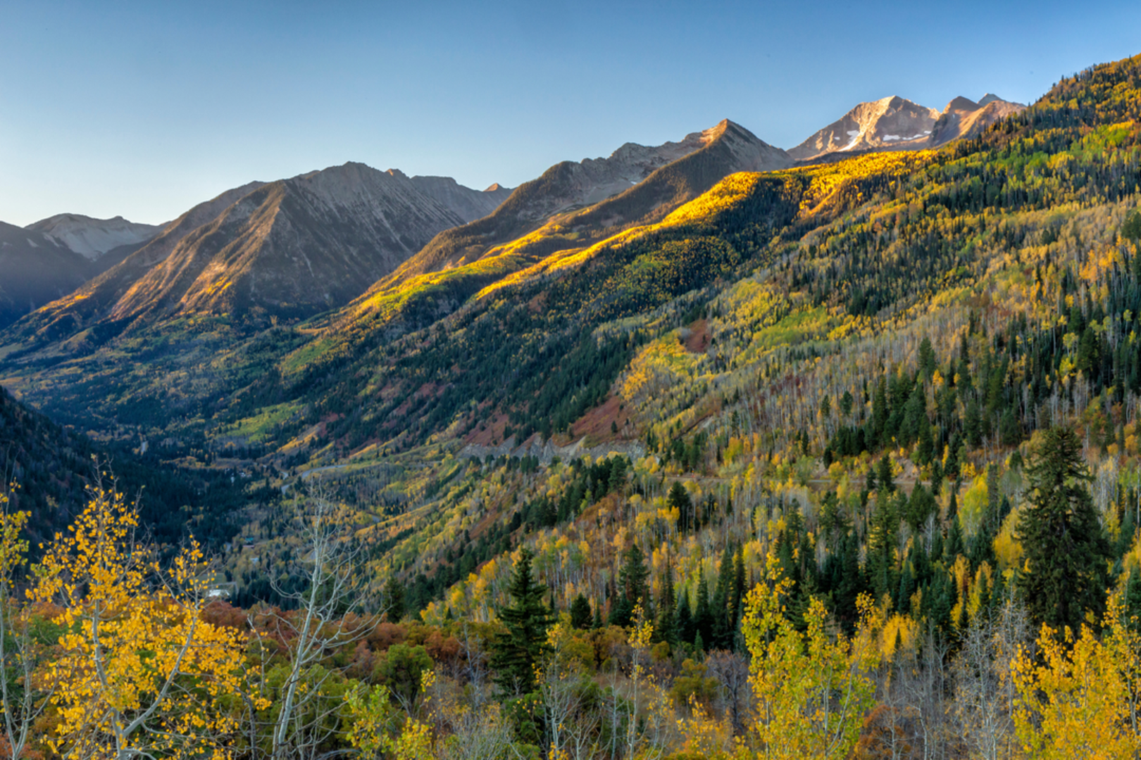 An image depicting the trail Raggeds Trail and its surrounding area.