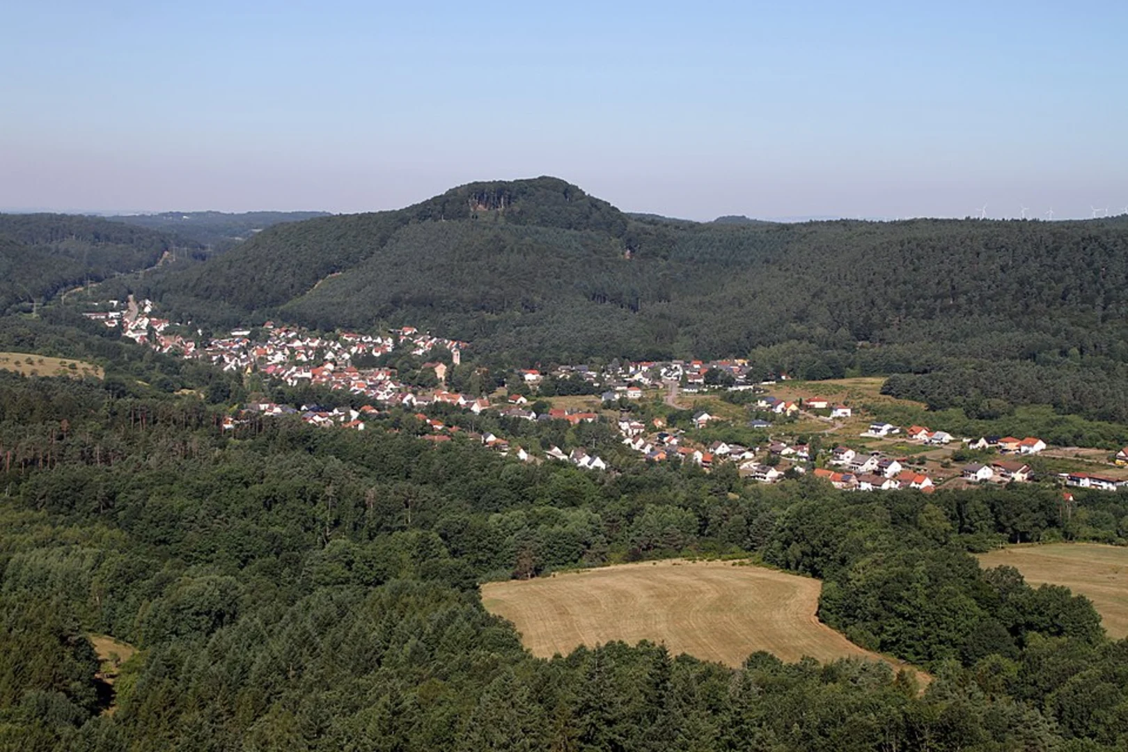 An image depicting the trail Kurpark and Maienberg Loop - Krezwasen and its surrounding area.