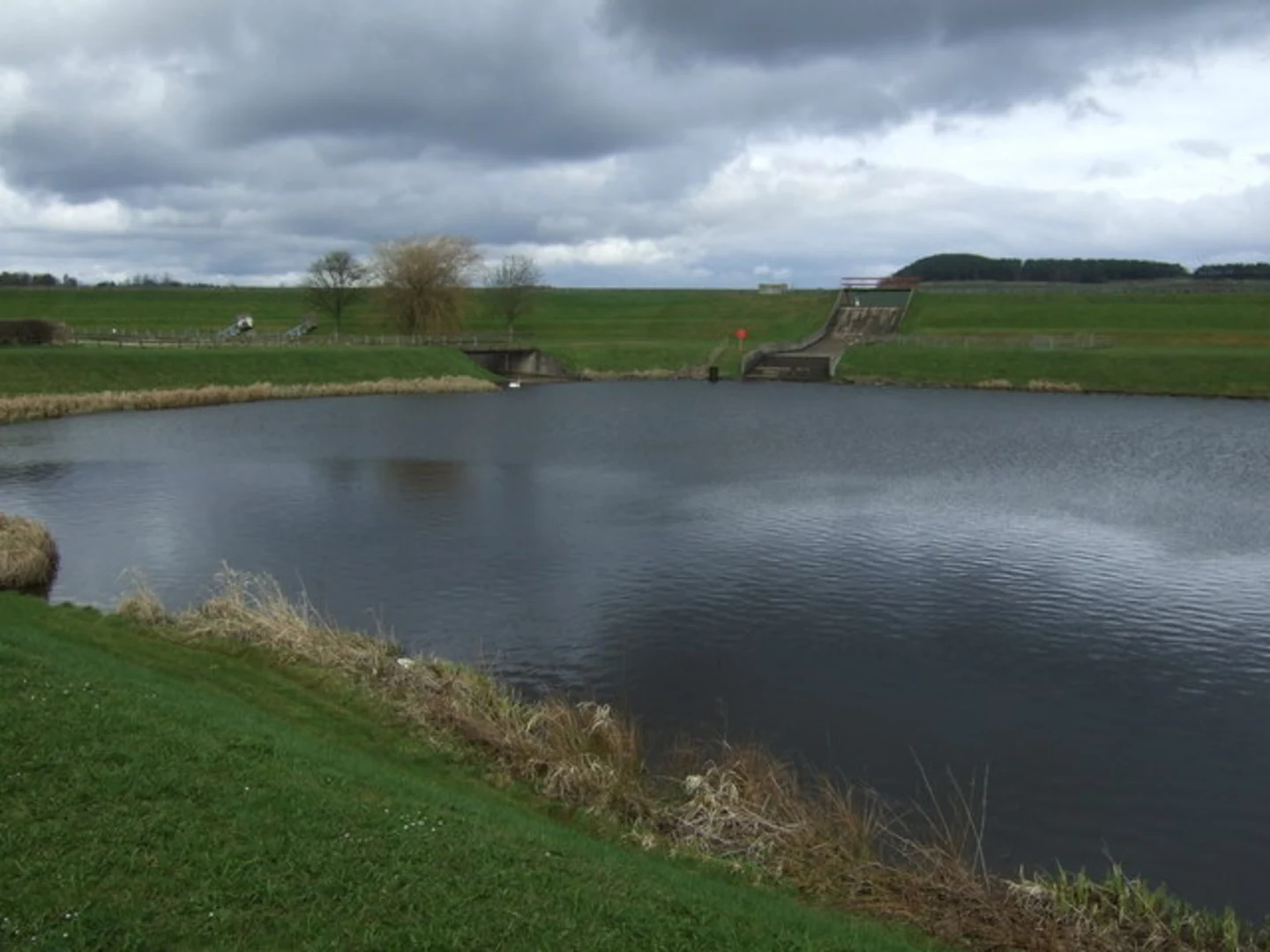 An image depicting the trail Whittle Dene Reservoir Loop and its surrounding area.