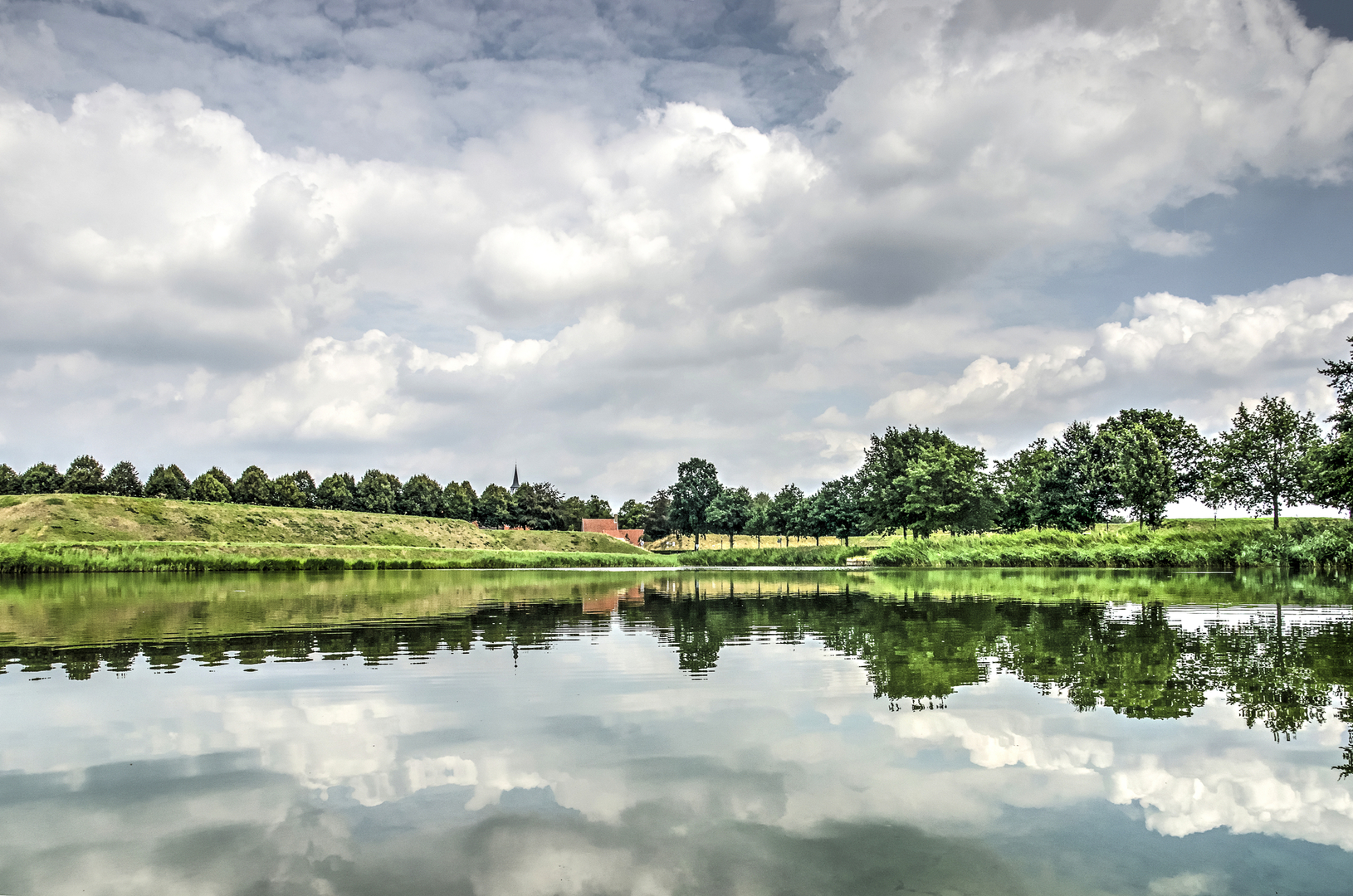 An image depicting the trail Den treek and Kasteel Geerestein and Zuiveringsinst Loop and its surrounding area.