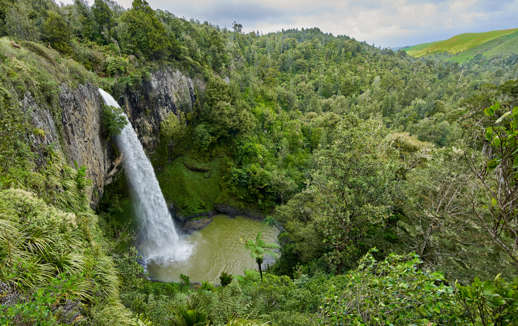 An image depicting the trail Bridal Veil Falls Walkway and its surrounding area.