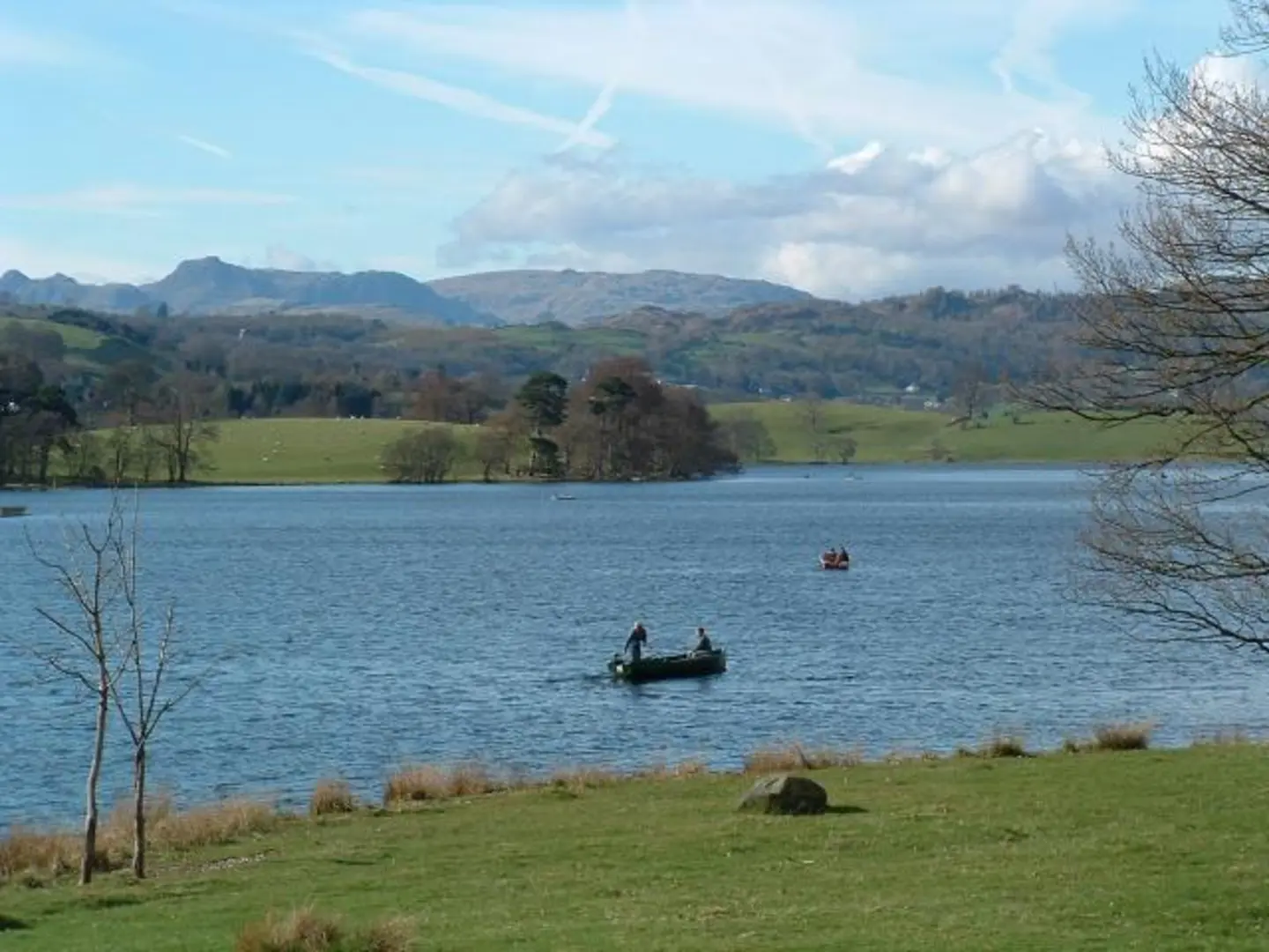 An image depicting the trail Esthwaite Water Walk and its surrounding area.
