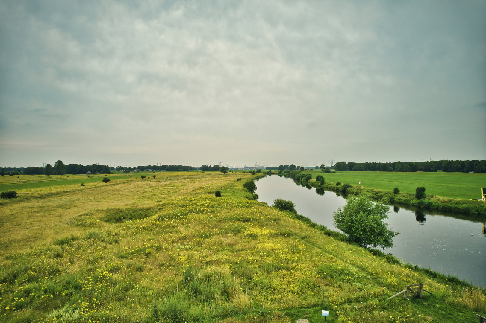 An image depicting the trail Rechterensedijk and Markeweg and its surrounding area.