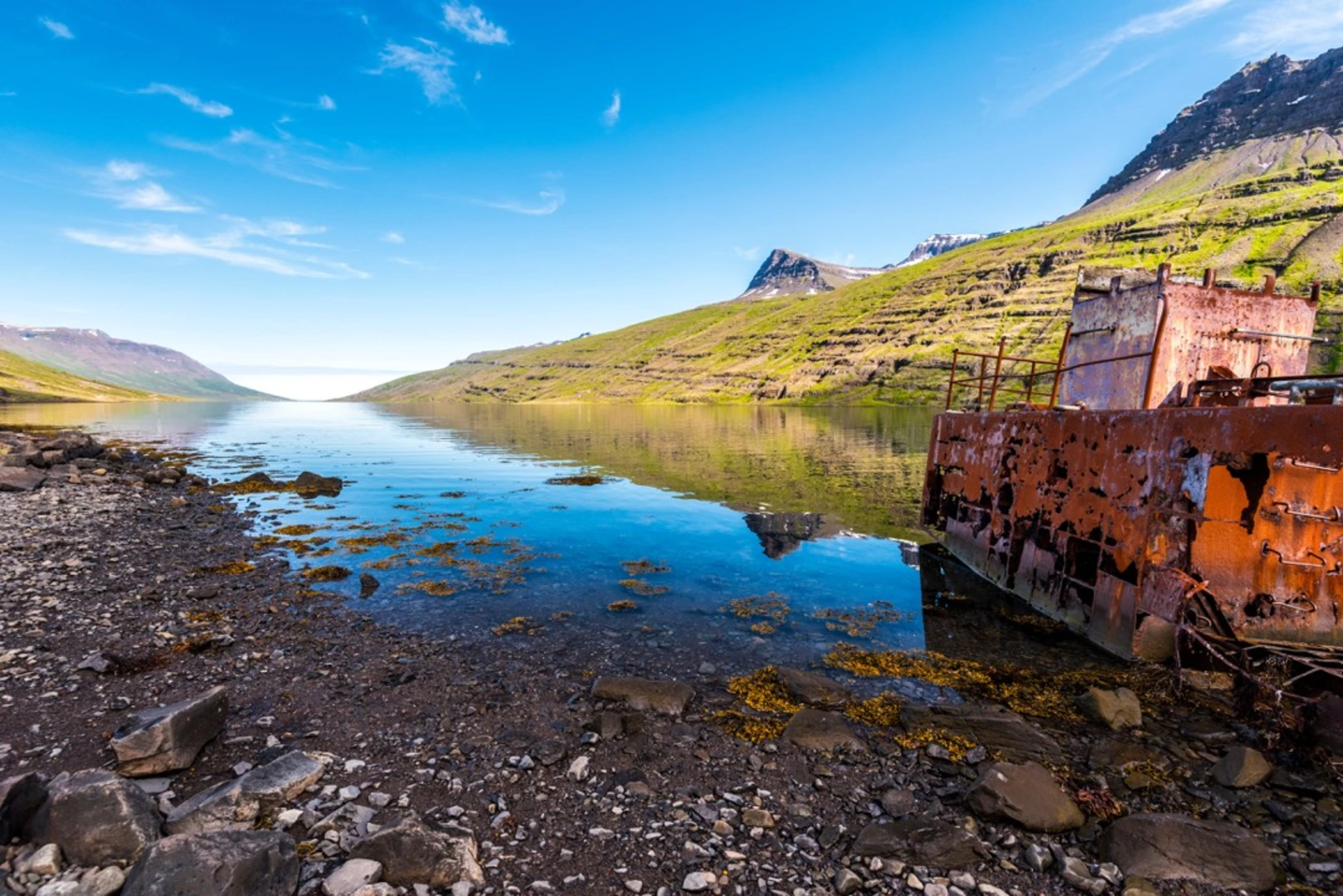 An image depicting the trail The Víknaslöoir and its surrounding area.