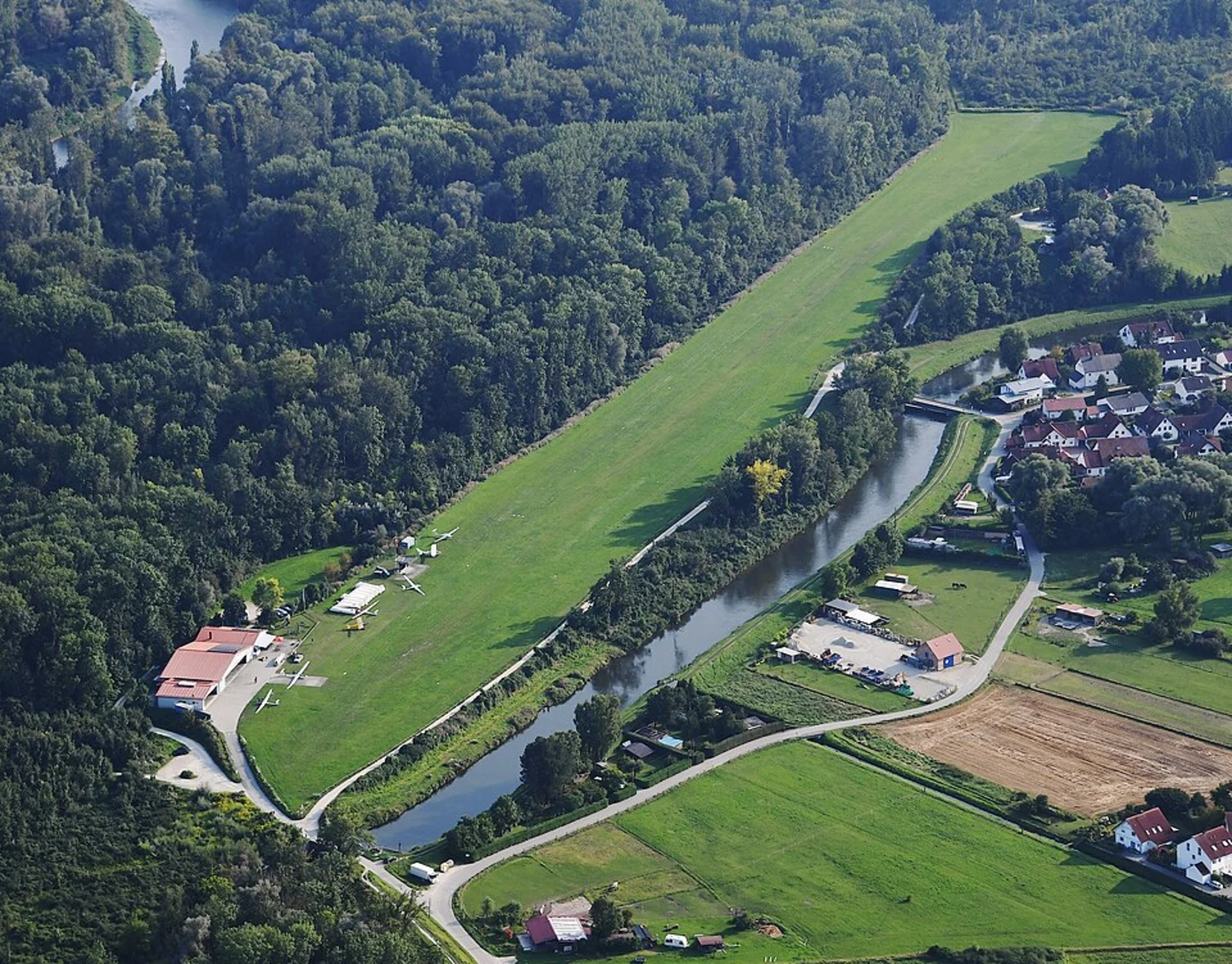 An image depicting the trail River Isar Loop - Moosburg an der Isar and its surrounding area.
