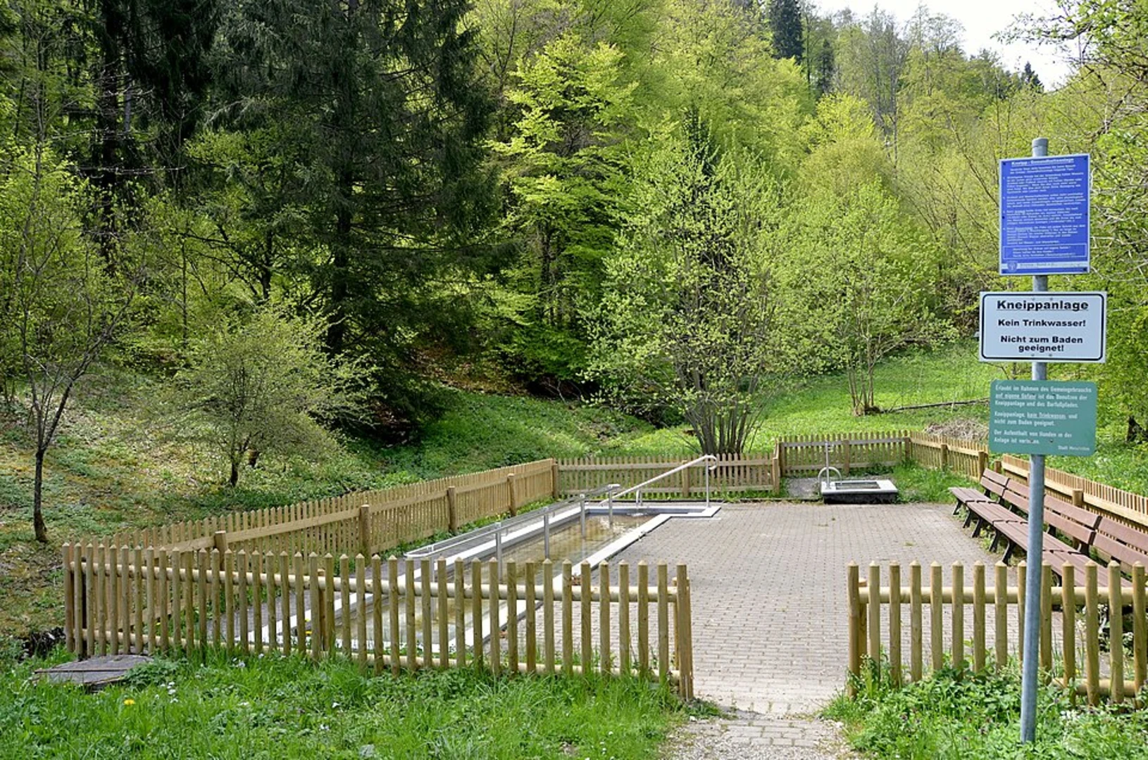 An image depicting the trail Hundsburgskopf Loop via Auf der Kneip and its surrounding area.