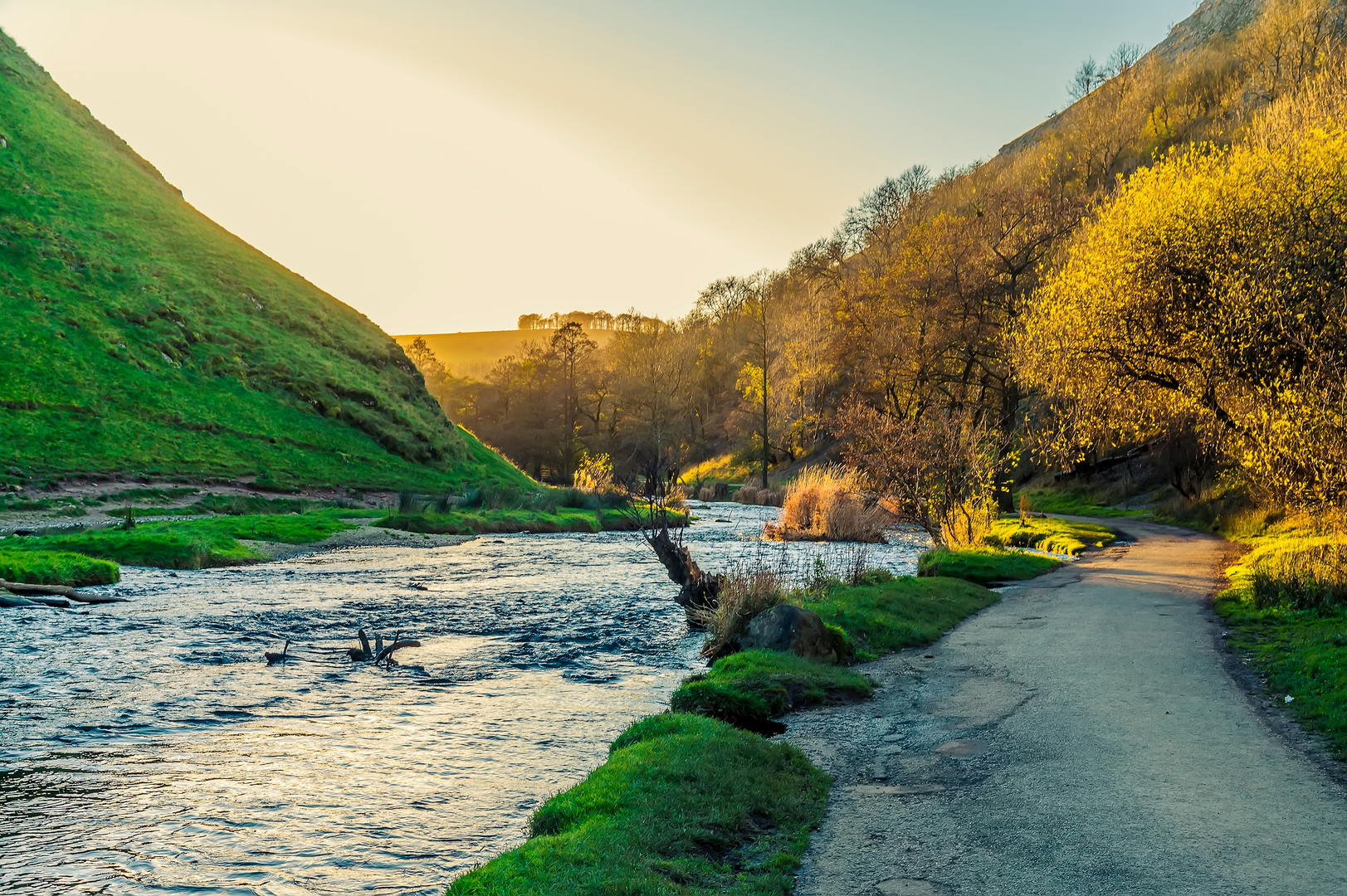 An image depicting the trail Dovedale Walk and its surrounding area.