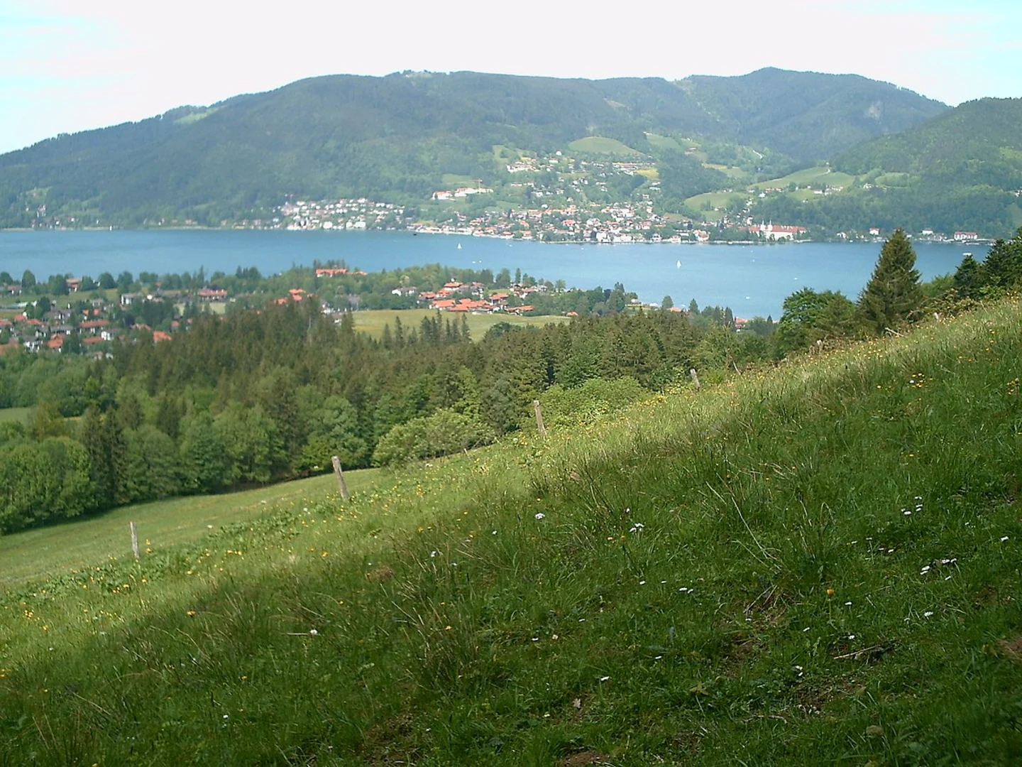 An image depicting the trail Grosser Rundwanderweg Gmund and Bad Wiessee Loop and its surrounding area.