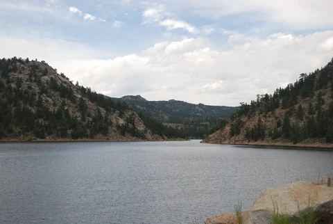 An image depicting the trail Gross Reservoir North Shore Walk and its surrounding area.