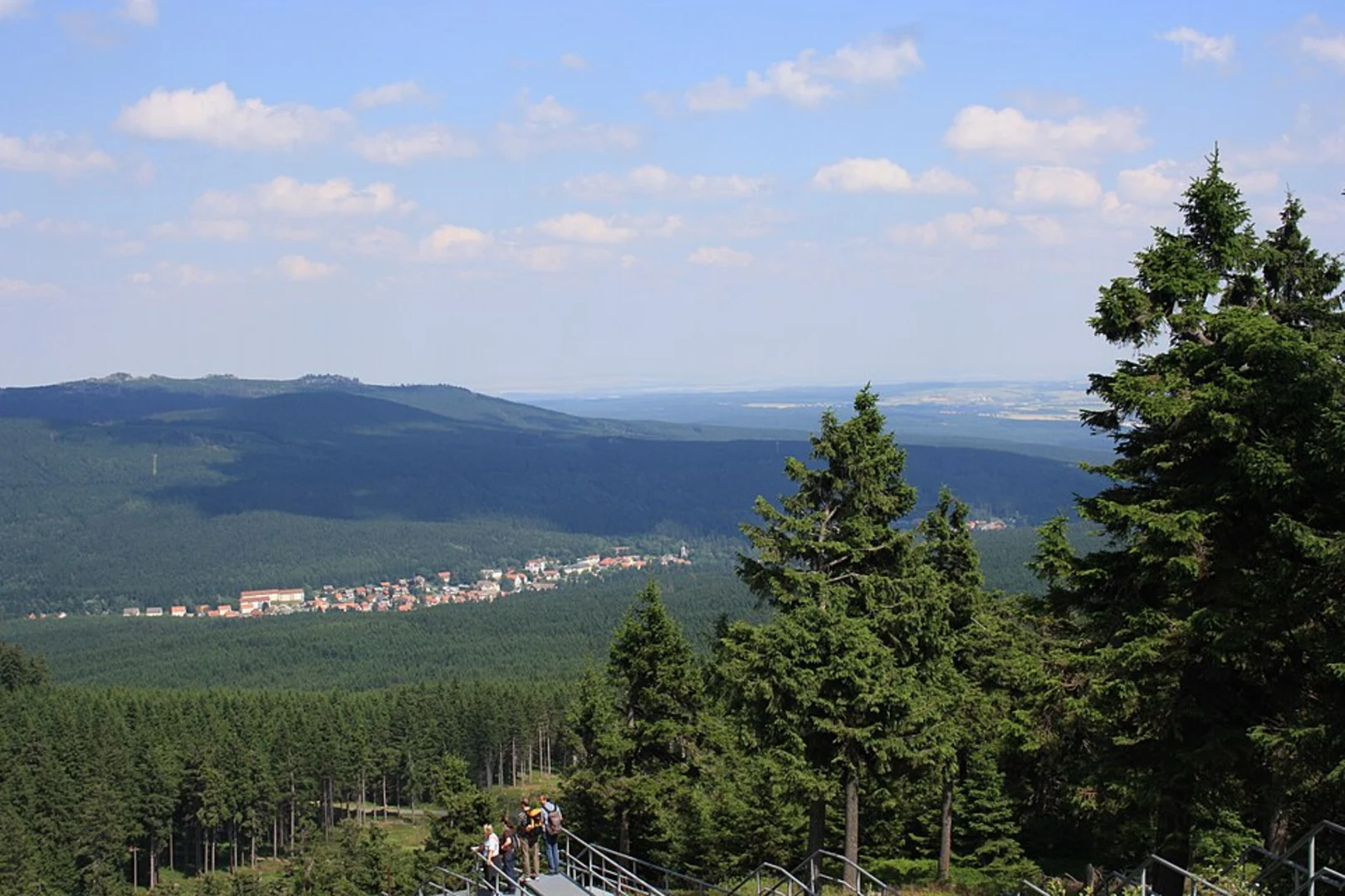 An image depicting the trail Mäuseklippe via Alte Rodelbahn and its surrounding area.