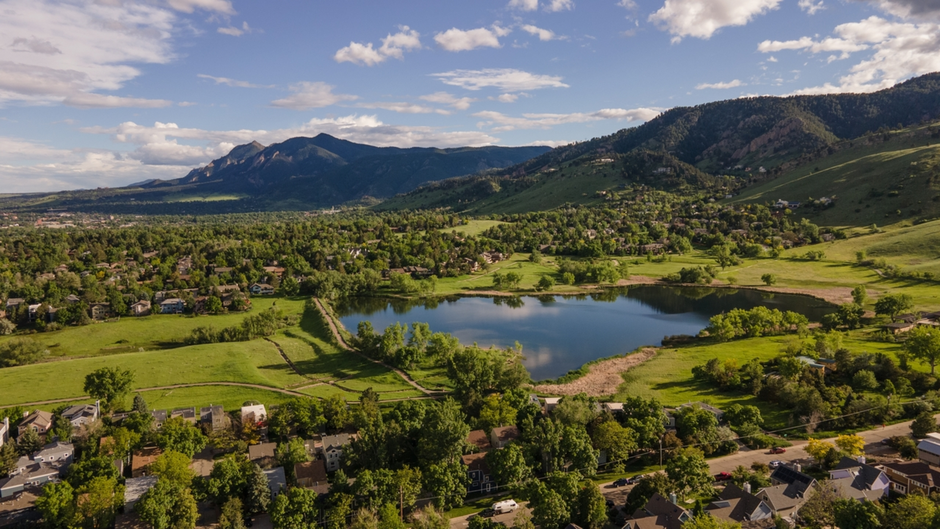 An image depicting the trail Mount Sanitas Loop Trail and its surrounding area.