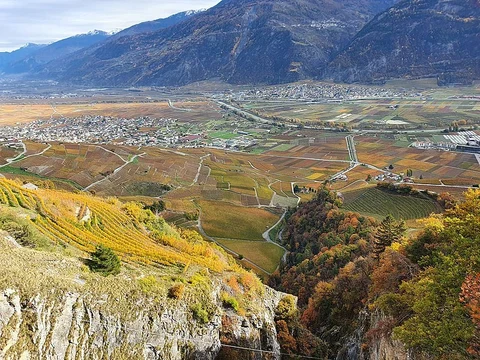 Saillon - Passerelle à Farinet Loop Trail