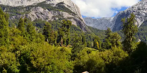 An image depicting the trail Cochamo Hike and its surrounding area.