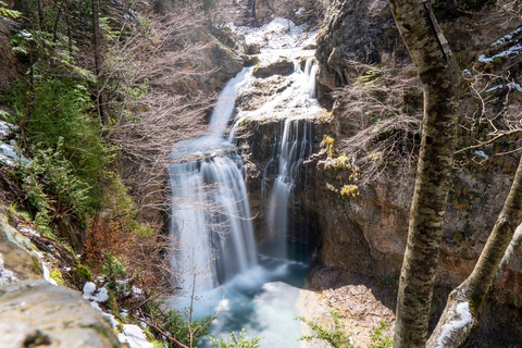 An image depicting the trail Cascada del Estrecho Loop from Torla - Ordesa and its surrounding area.