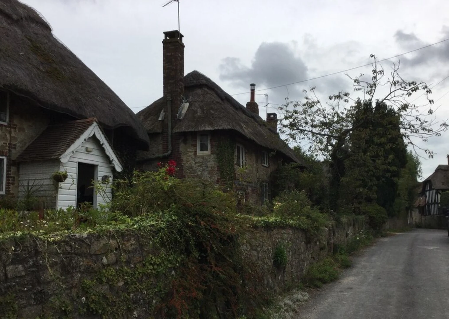 An image depicting the trail Amberley Circular Walk and its surrounding area.