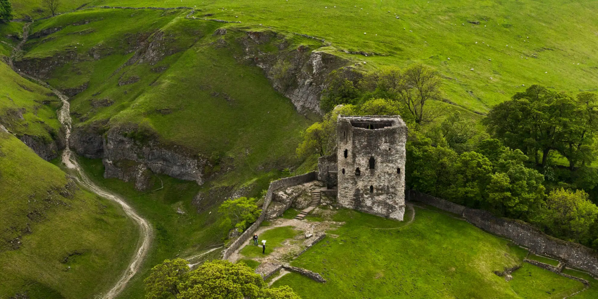 An image depicting the trail Cave Dale and Winnats Pass from Castleton and its surrounding area.