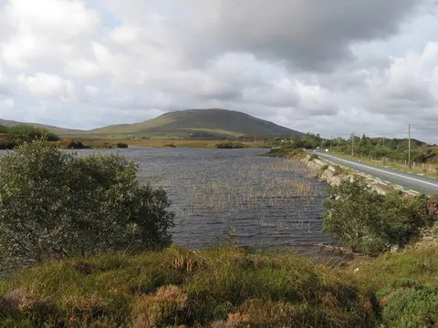 An image depicting the trail Seanadh Bhéara Hill Loop from Lough Shindilla and its surrounding area.