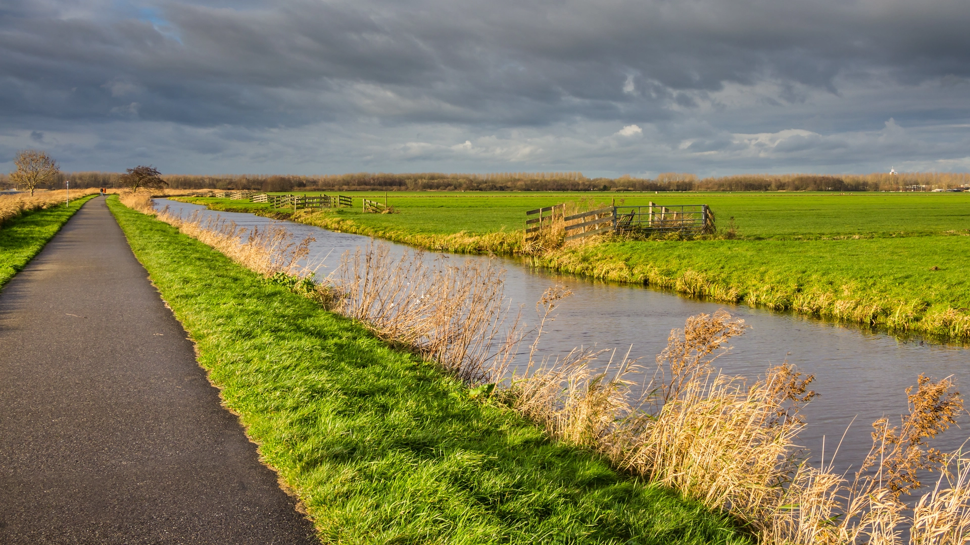 An image depicting the trail Broekvelden, Reeuwijksche Plassen and Vereenigde Polder Loop and its surrounding area.