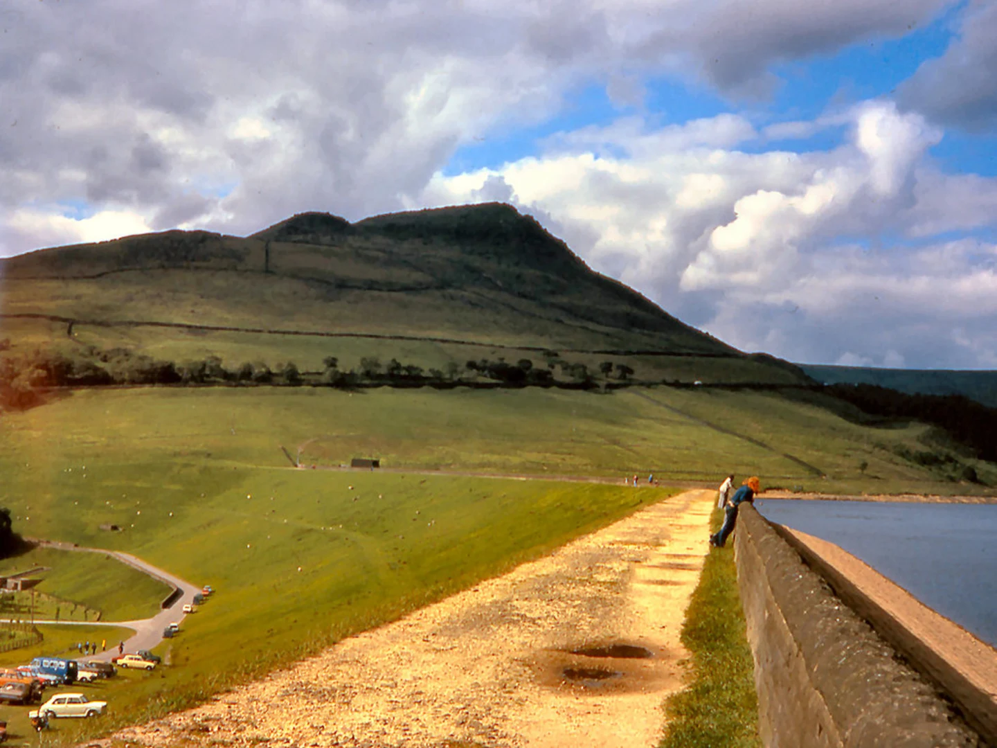 An image depicting the trail Dove Stone Reservoir Loop and its surrounding area.