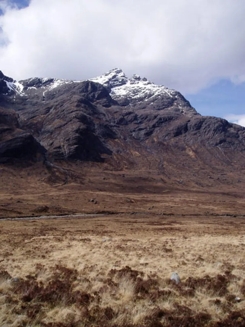 An image depicting the trail Lota Coirre via Glen Sligachan and its surrounding area.