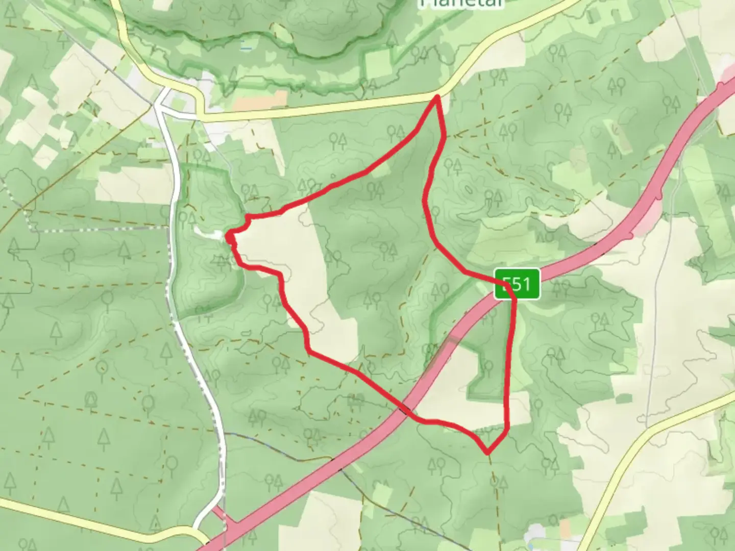 An image depicting the trail Naturparkrundwanderweg and Bergmolchwanderweg and its surrounding area.