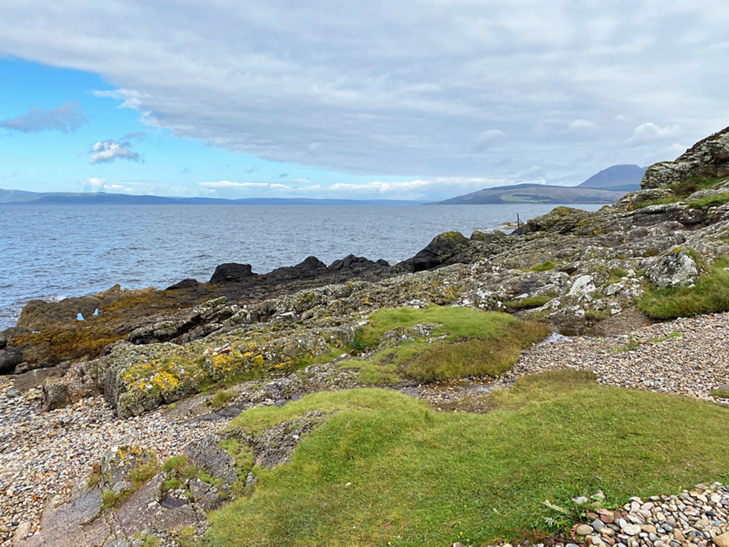 An image depicting the trail King's Cave via Arran Costal Way and its surrounding area.