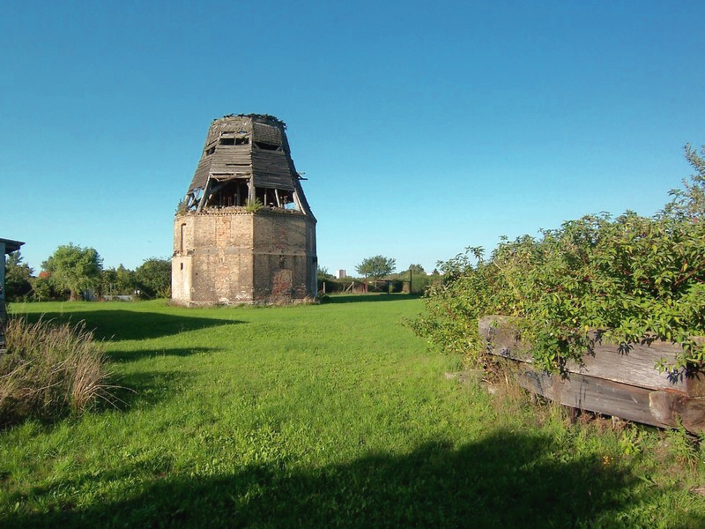 An image depicting the trail Weserberglandweg and Sievershagener Bach and its surrounding area.