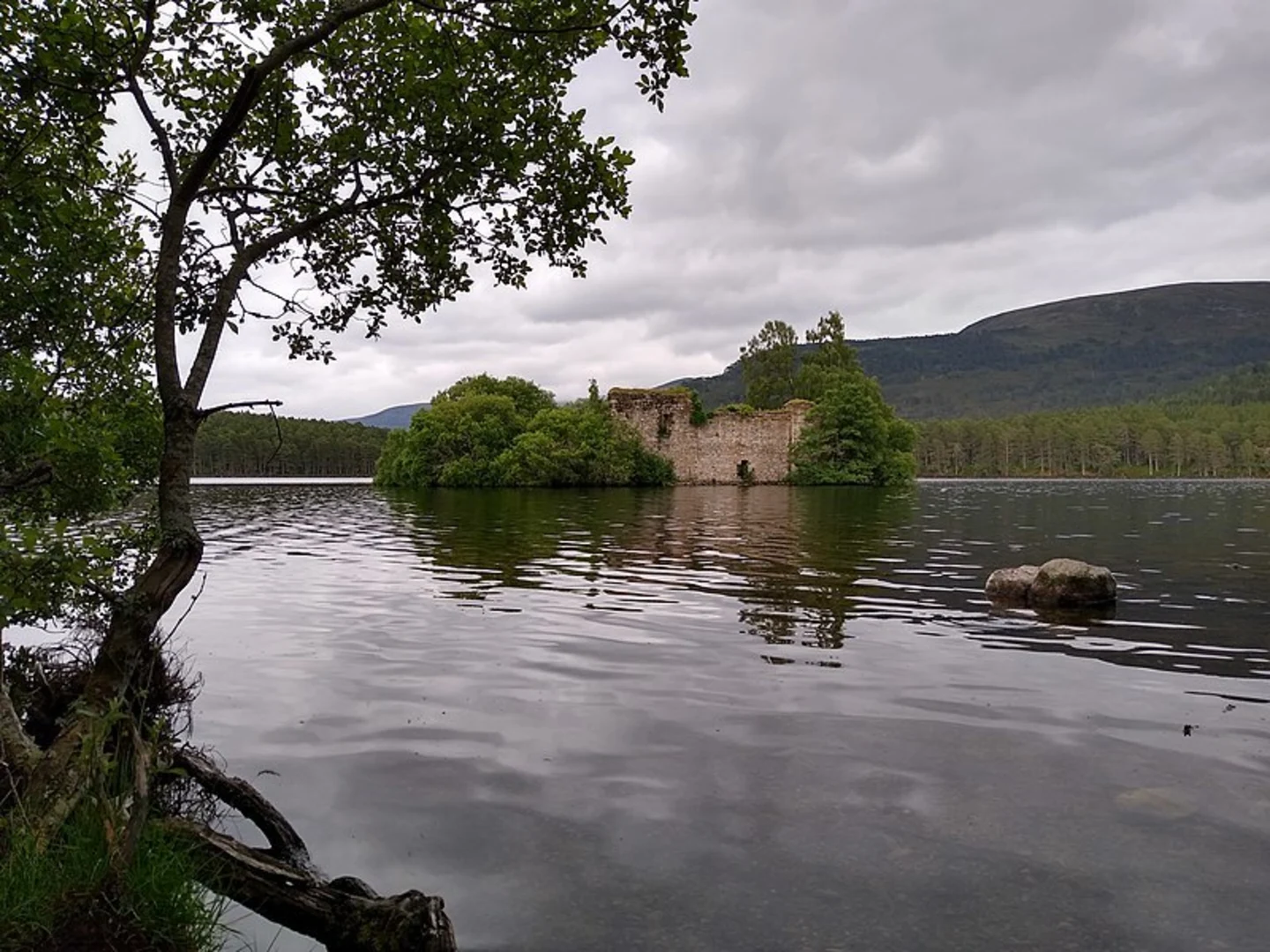 An image depicting the trail Glen Einich and The Sgorans via Loch an Eilein and its surrounding area.