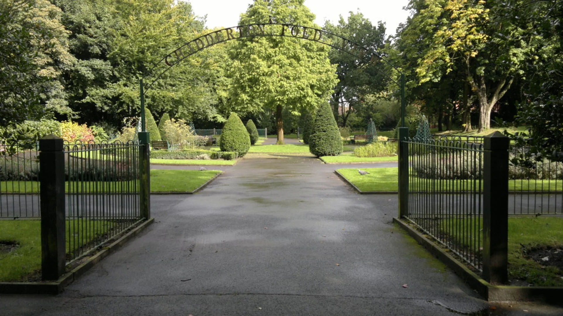 An image depicting the trail Chadderton Fold and Middleton Junction Walk and its surrounding area.