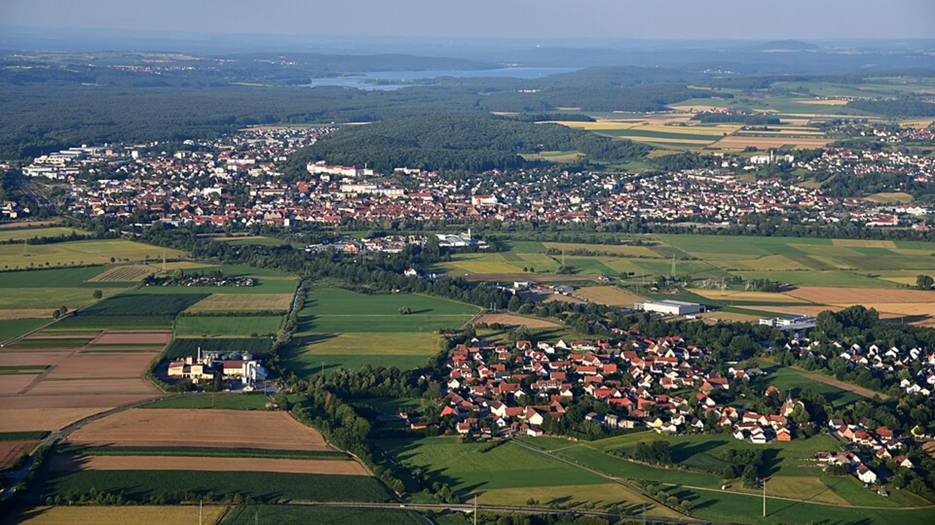 An image depicting the trail Gunzenhausen to Spielberg Walk via Altühltal Panoramaweg and its surrounding area.