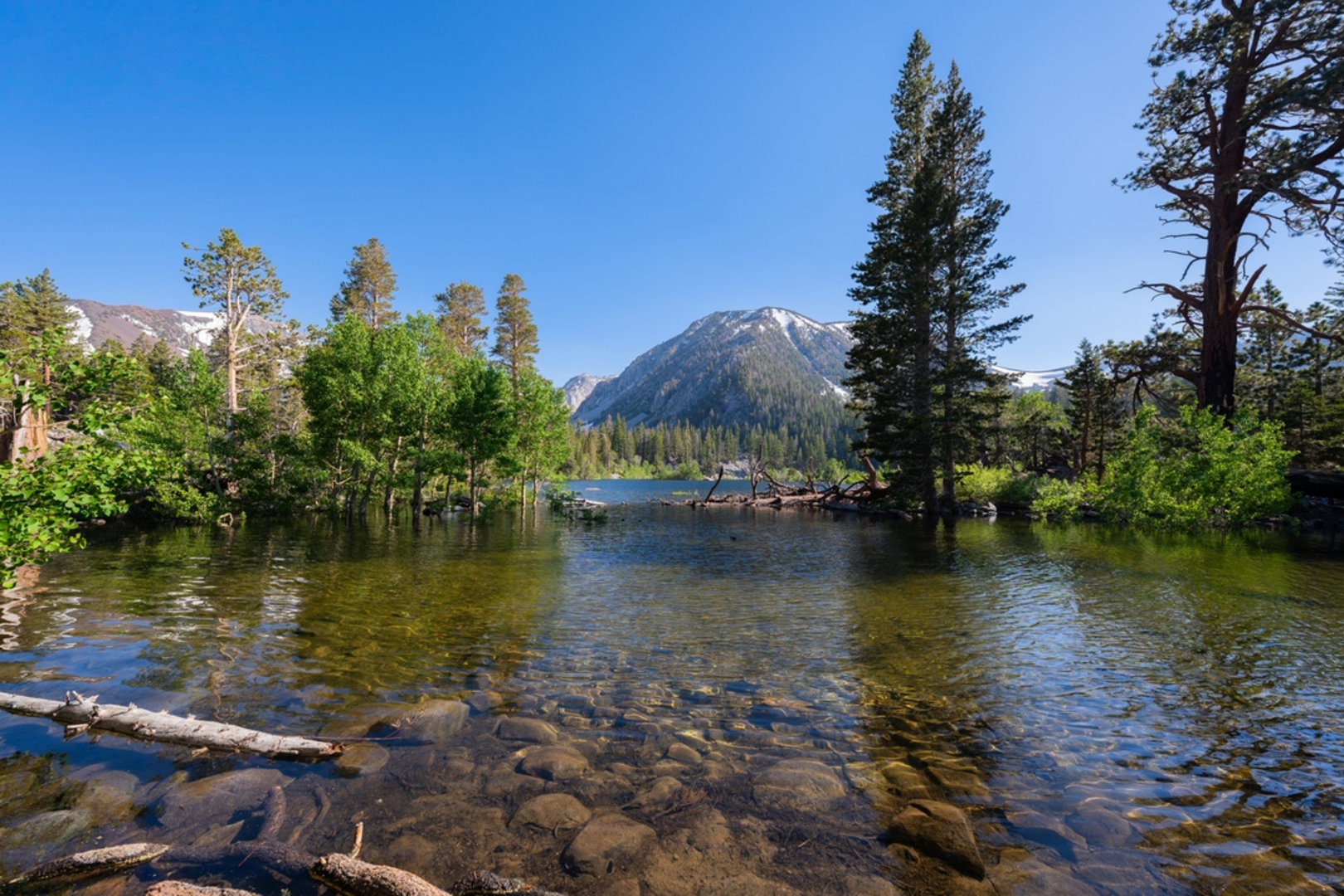 An image depicting the trail Valentine Lake via Sherwin Lakes Trail and its surrounding area.