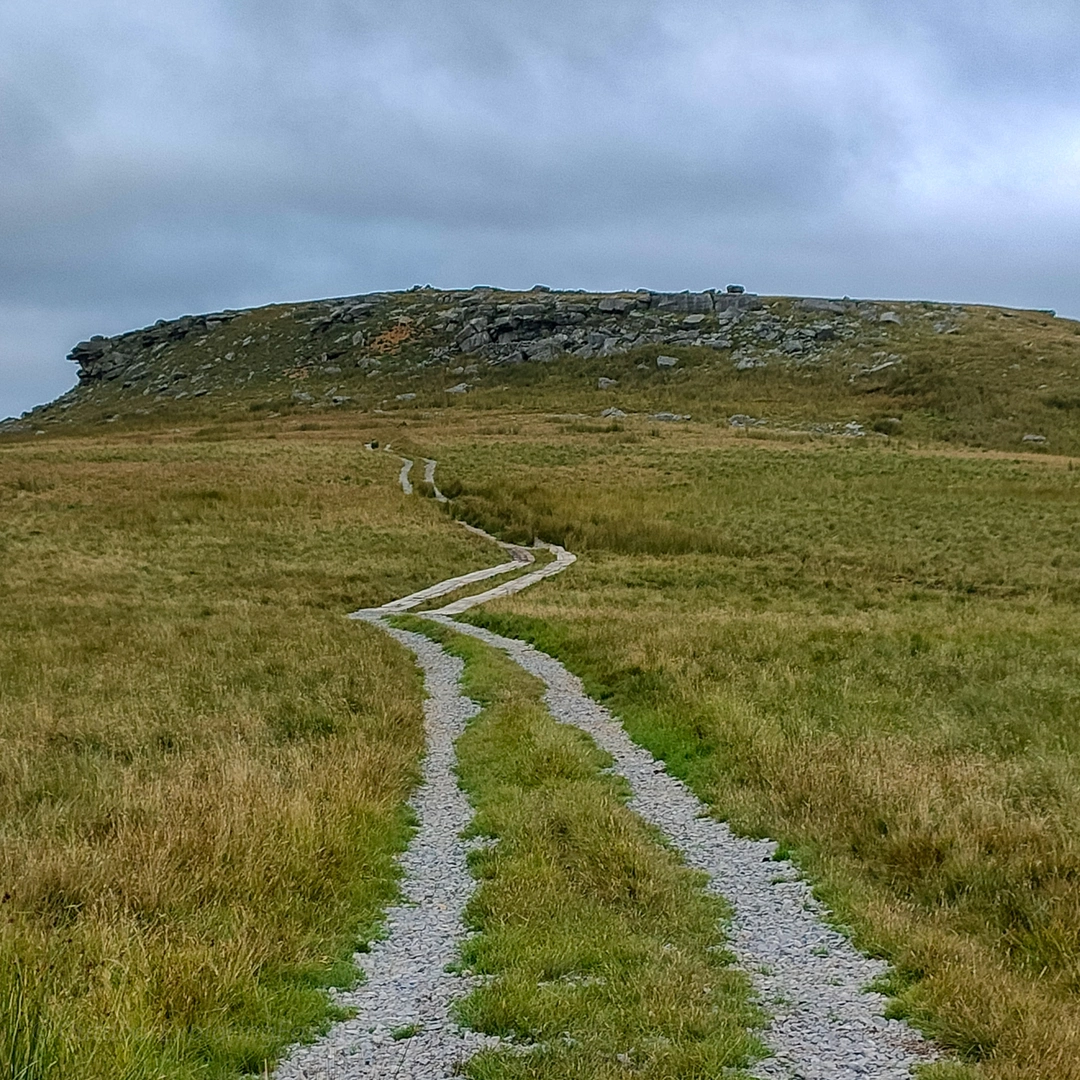 An image depicting the trail Shacklesborough Circular Walk and its surrounding area.