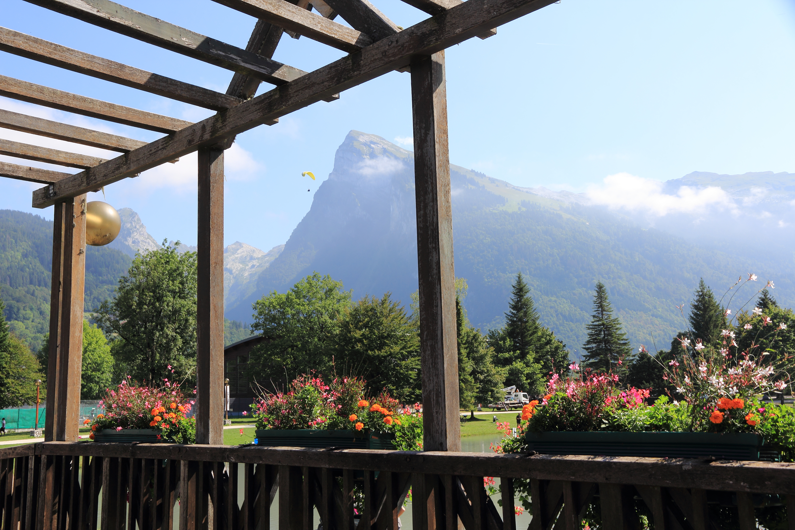 An image depicting the trail Tour des Dents Blanches and its surrounding area.