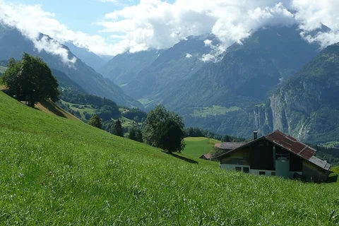An image depicting the trail Brünig Pass over the Halgenfluh to Hohfluh and its surrounding area.