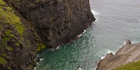 An image depicting the trail Kilkee Cliff Walk and its surrounding area.