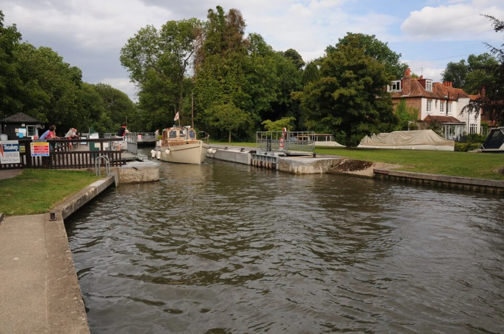 An image depicting the trail River Thames and Hurley Lock Walk and its surrounding area.