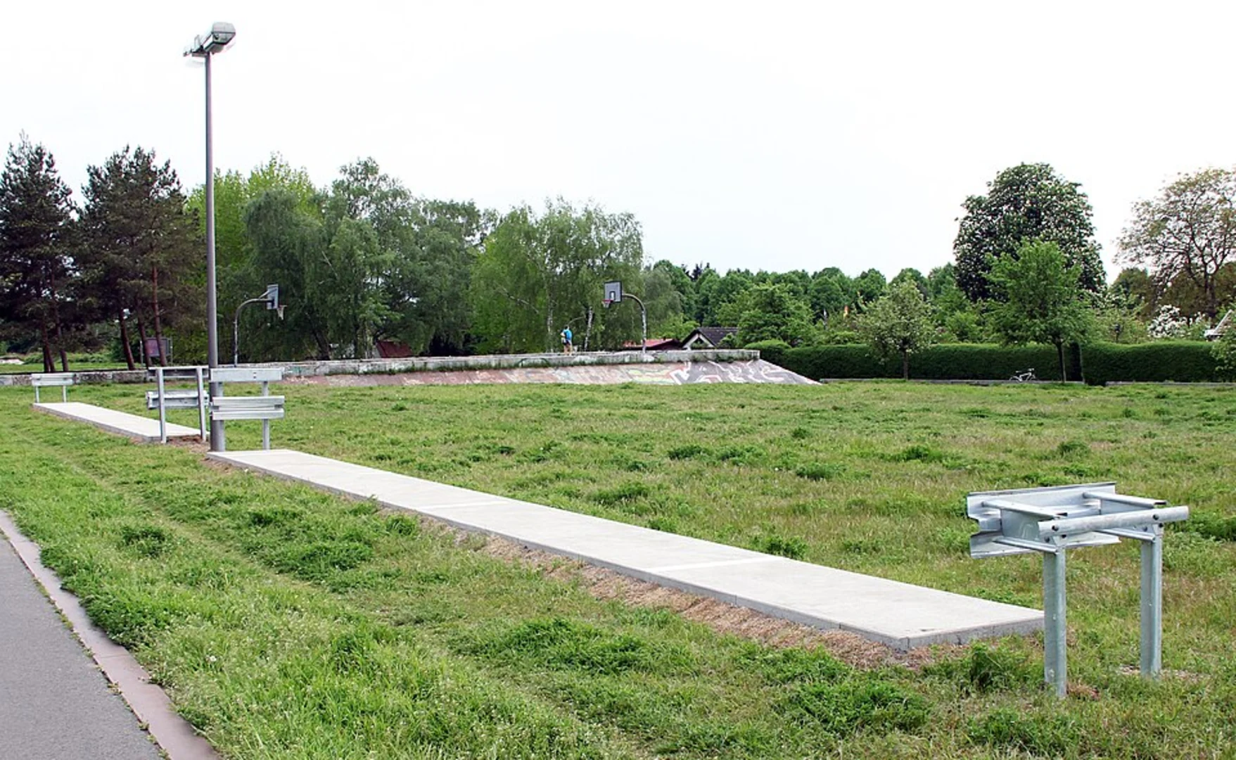 An image depicting the trail Hans-Baluschek-Park and Insulaner Loop and its surrounding area.