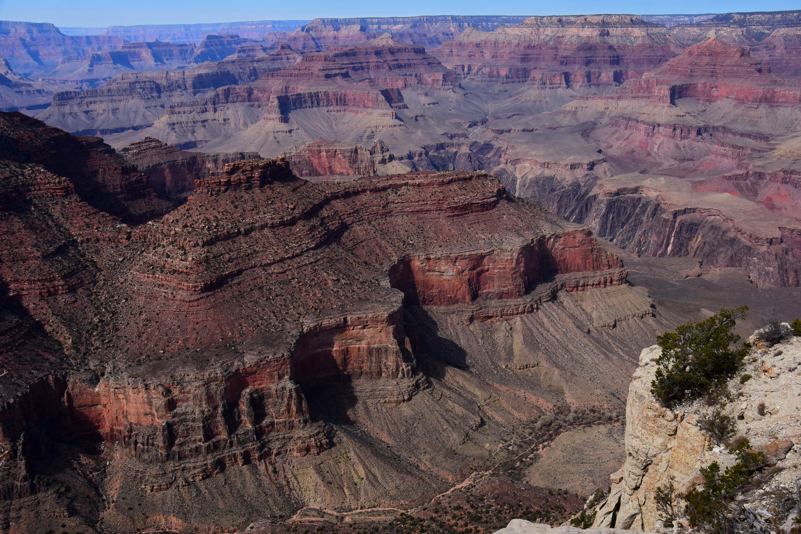 An image depicting the trail Hermit Trail to Bright Angel Trail and its surrounding area.