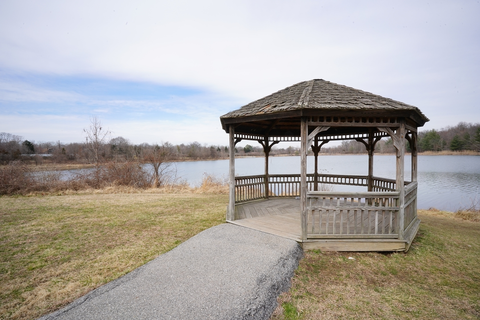 An image depicting the trail Lake Artemesia Loop Trail and its surrounding area.