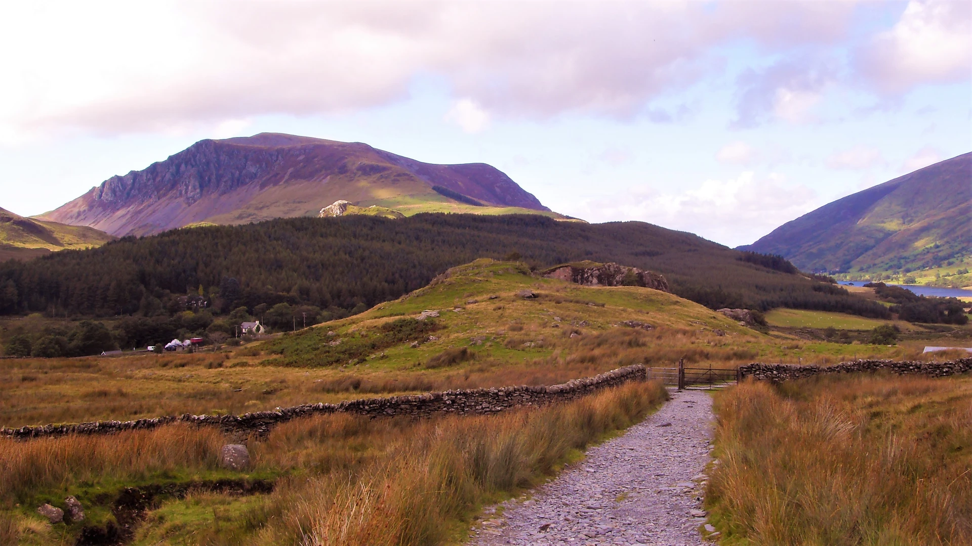 An image depicting the trail Snowdon by Rhyd-Ddu and Snowdon Ranger Paths and its surrounding area.