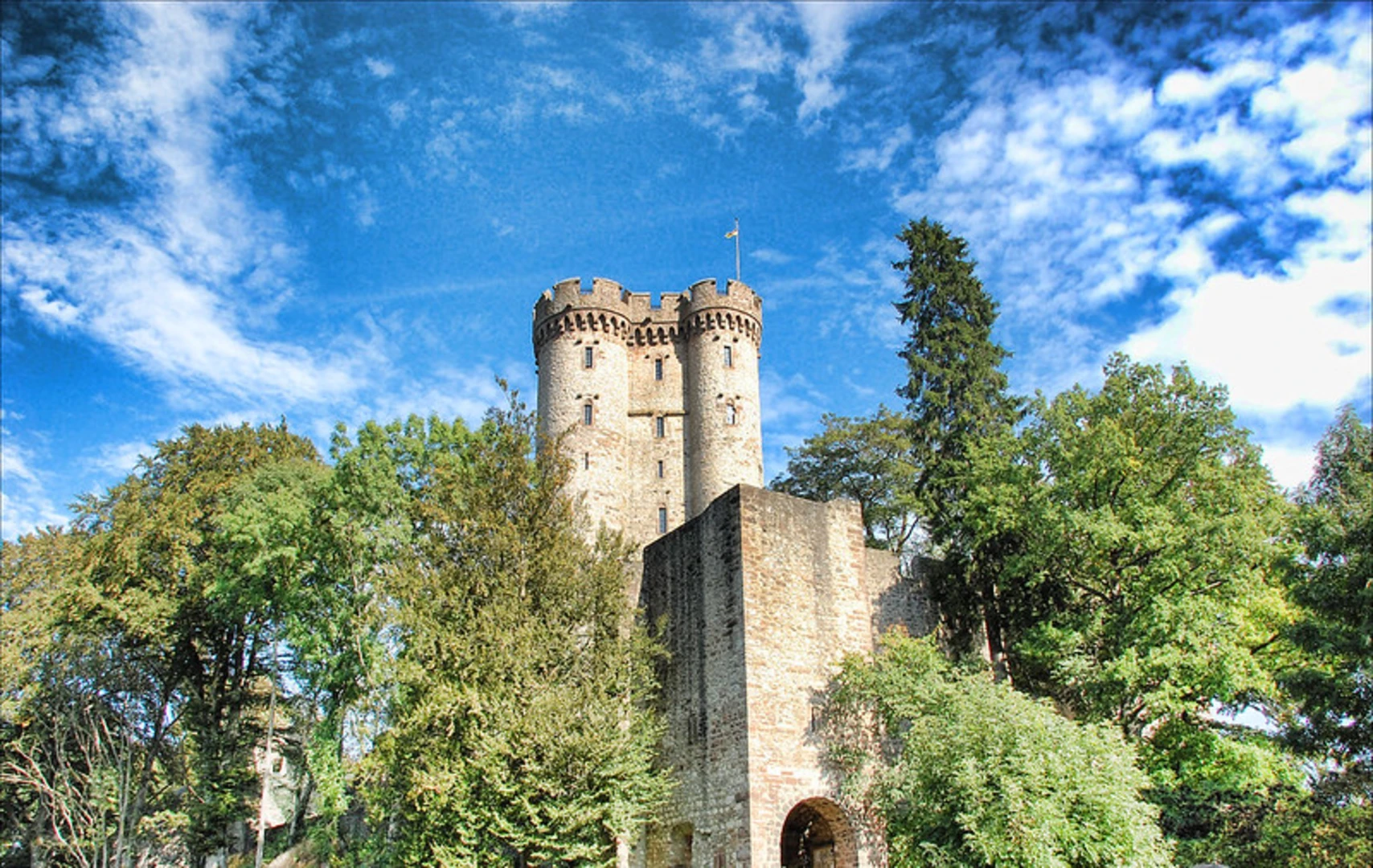 An image depicting the trail Kreuzberg via Rundwanderweg and its surrounding area.